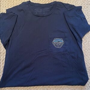 Patagonia Men’s Classic Slim Fit Navy Blue Tee with Logo Pocket. Size Medium.